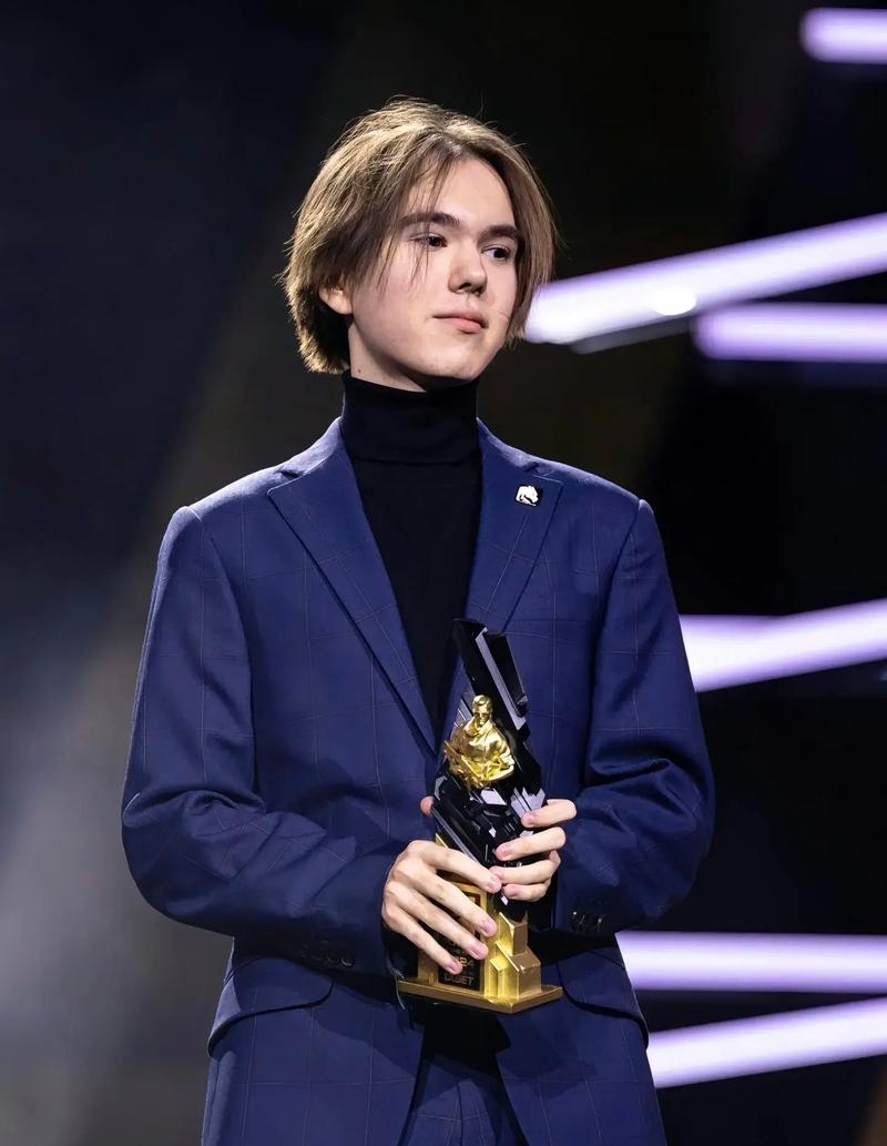 举报者： FunPlus Phoenix 中路选手 Care ，打野想找 naiyou 或 Monki ，上路选手想要 sheer