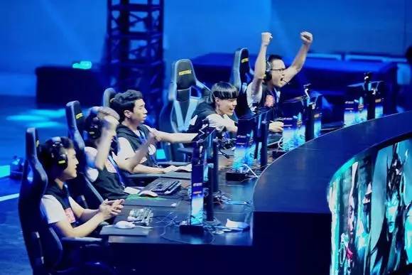 LGD电子竞技俱乐部CEO潘婕当选“首届福布斯中国文化影响力人物”